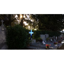 Crois en fusing en verre dans un cimetière