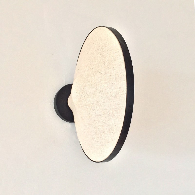 Applique GALAXI à la verticale éclairée avec une ampoule ambrée. Applique GALAXI à la verticale éclairée avec une ampoule ambrée.