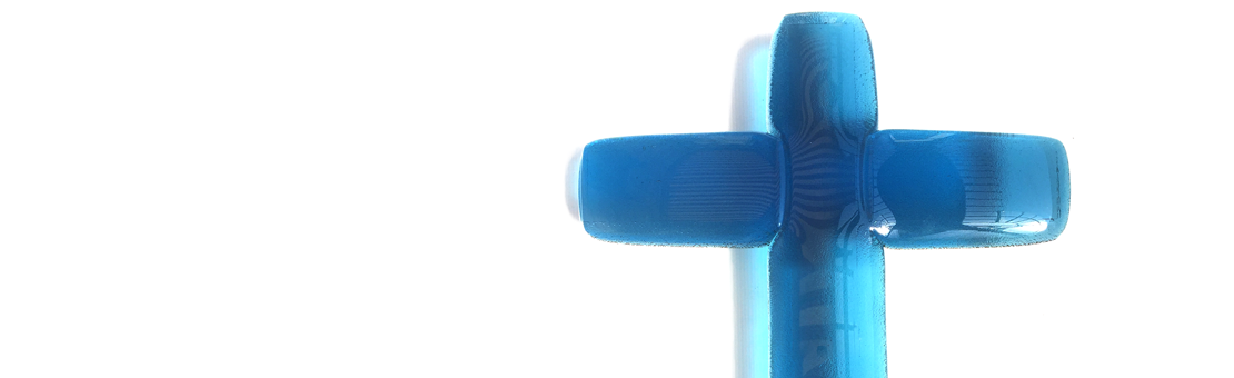 Croix funéraire en fusing en verre bleu